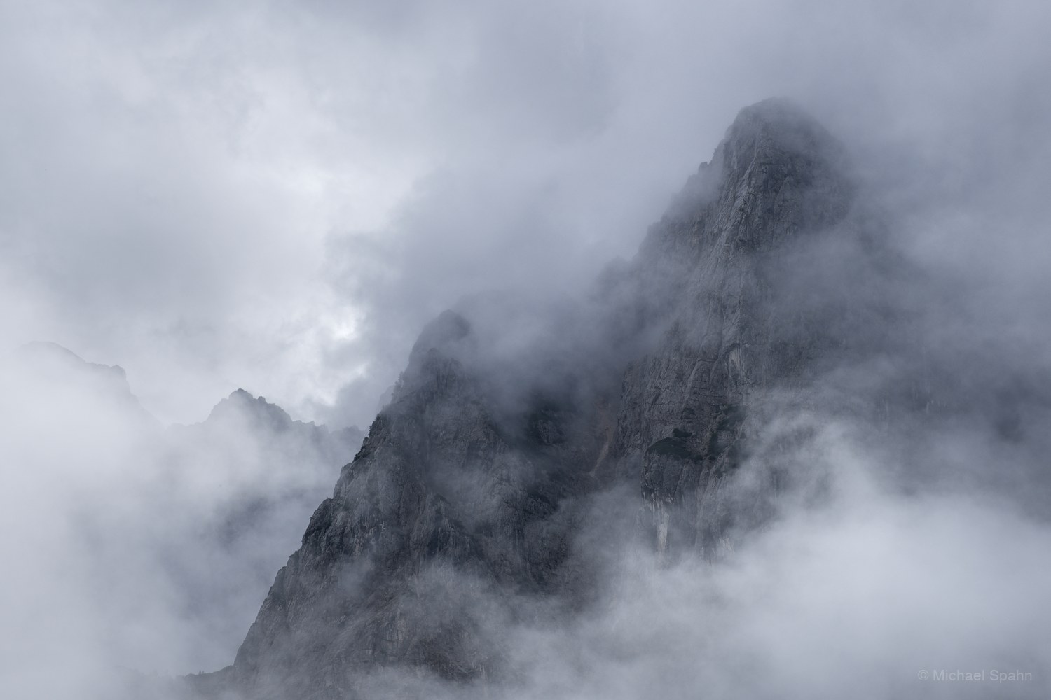 Berggipfel in Wolken