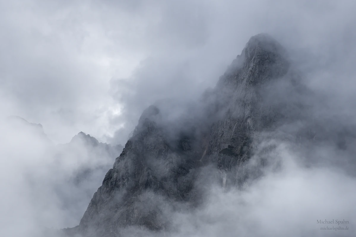Berggipfel in Wolken